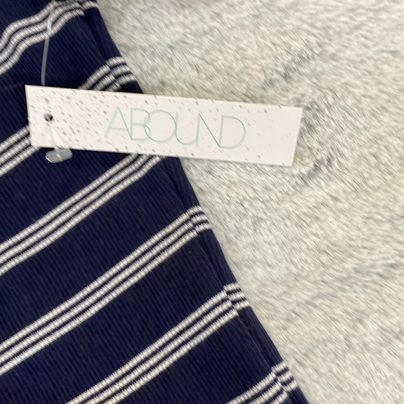 ABOUND Cropped Tee - Picture 4 of 6